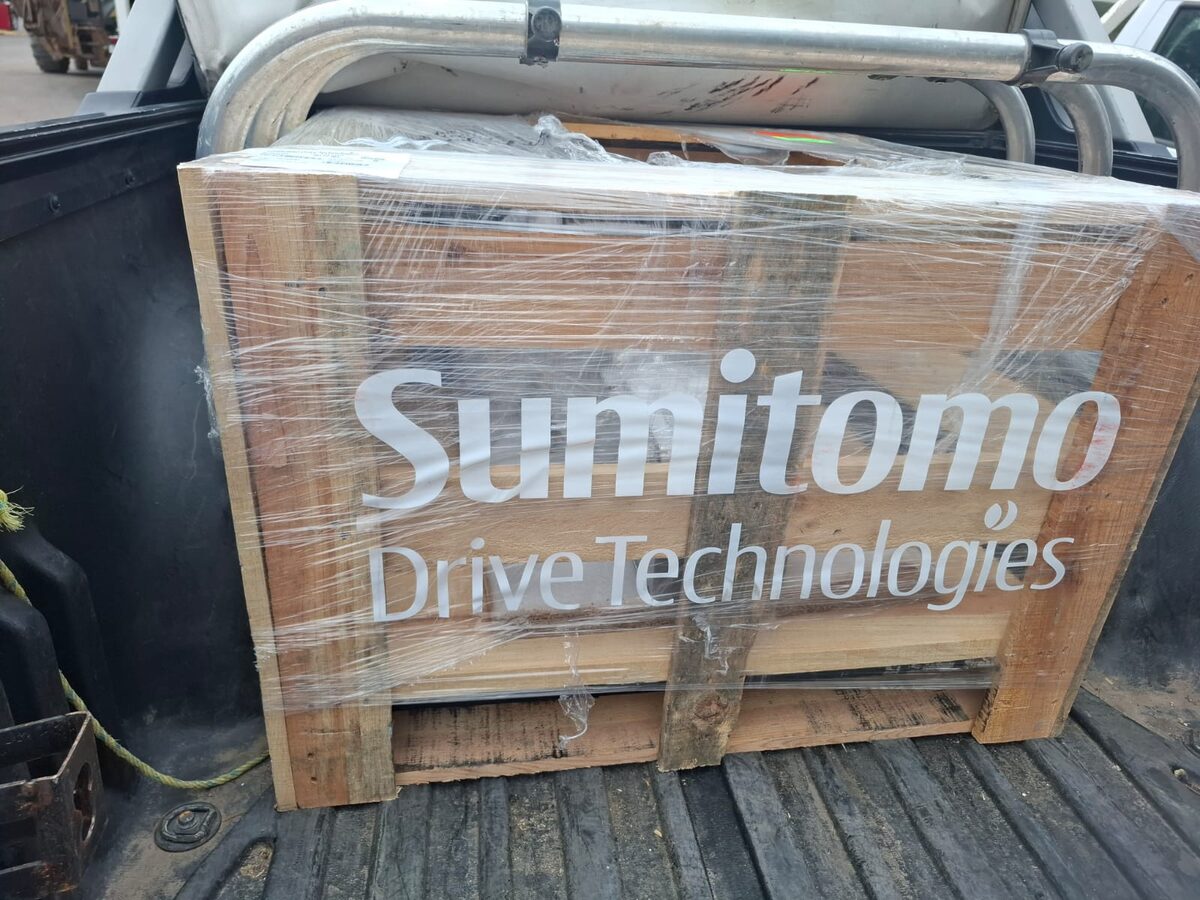 Equipo Sumitomo en su embalaje de fábrica, cargado para entrega