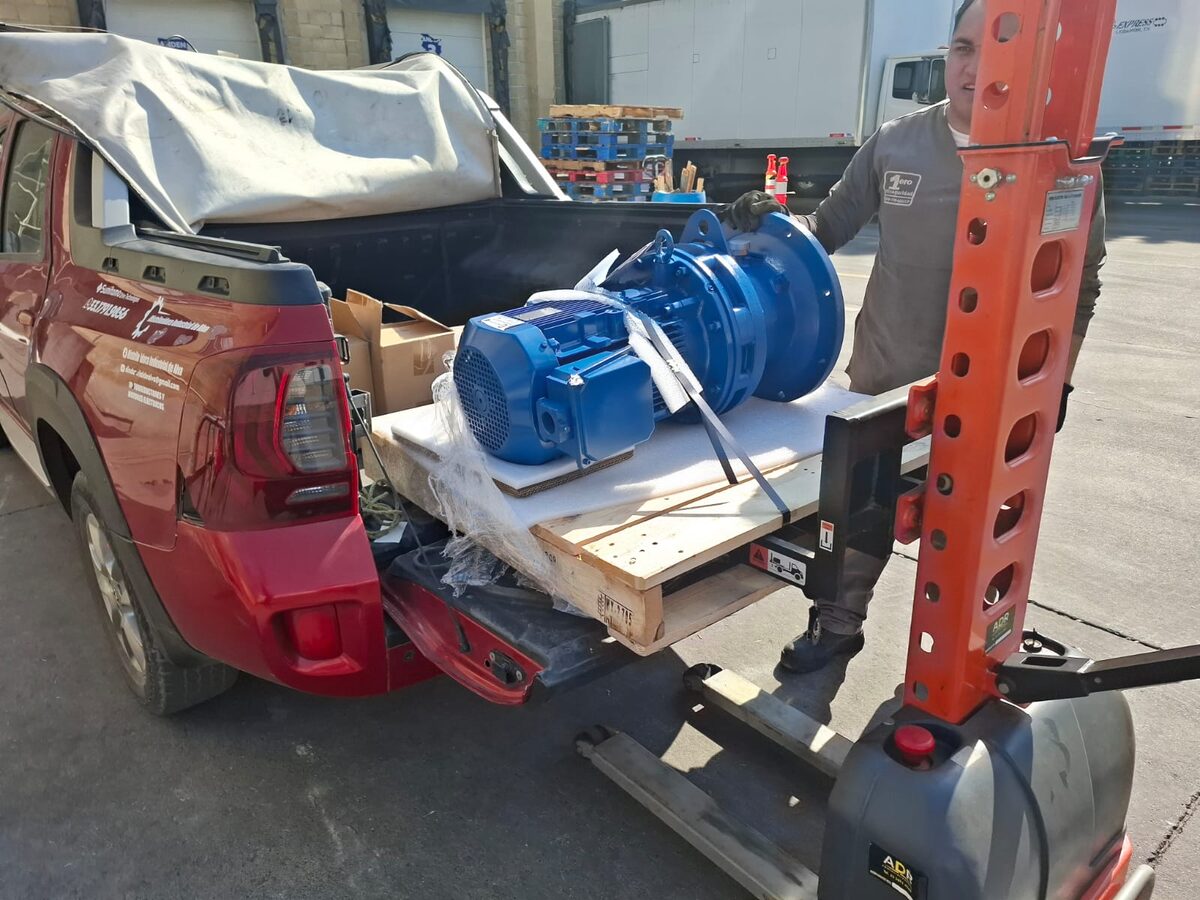 Maniobra con montacargas para cargar un motorreductor